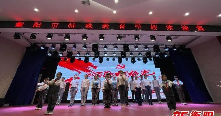 女孩清洁音乐室